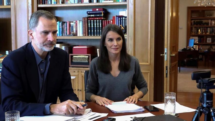 Los Reyes Felipe y Letizia en un encuentro telemático.