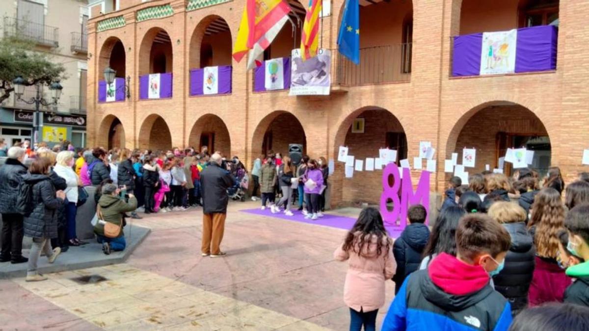 Ayuntamiento, asociación de mujeres, escolares y vecinos de La Almunia protagonizaron varios actos en la plaza de España. | SERVICIO ESPECIAL