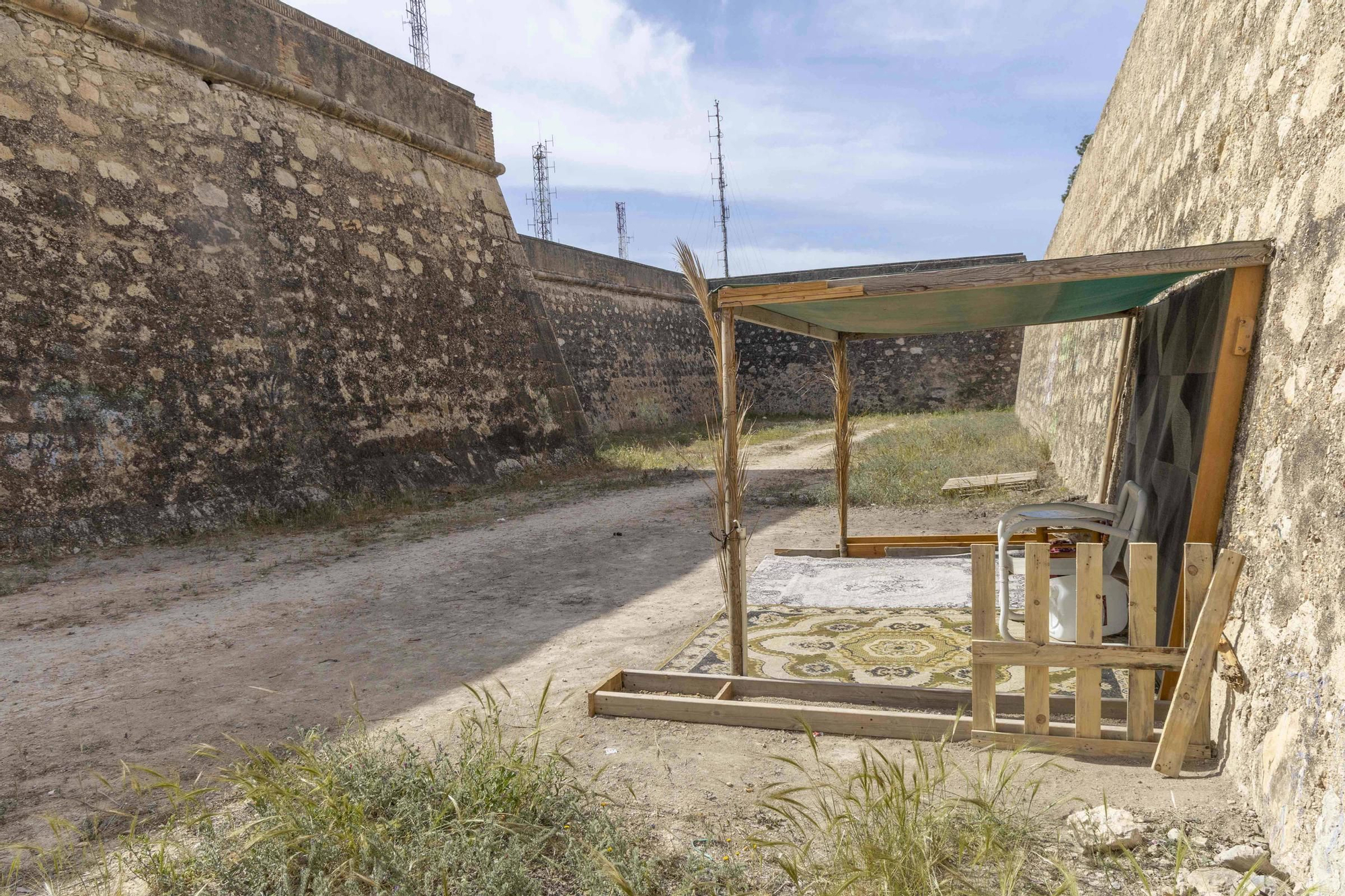 El foso del castillo San Fernando, un refugio improvisado