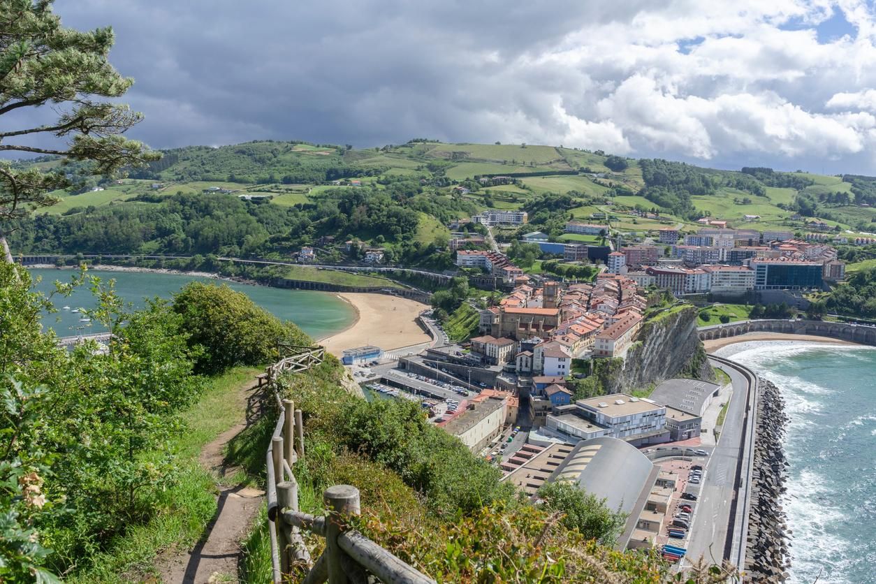 El pueblo de Guetaria entre mar y montaña
