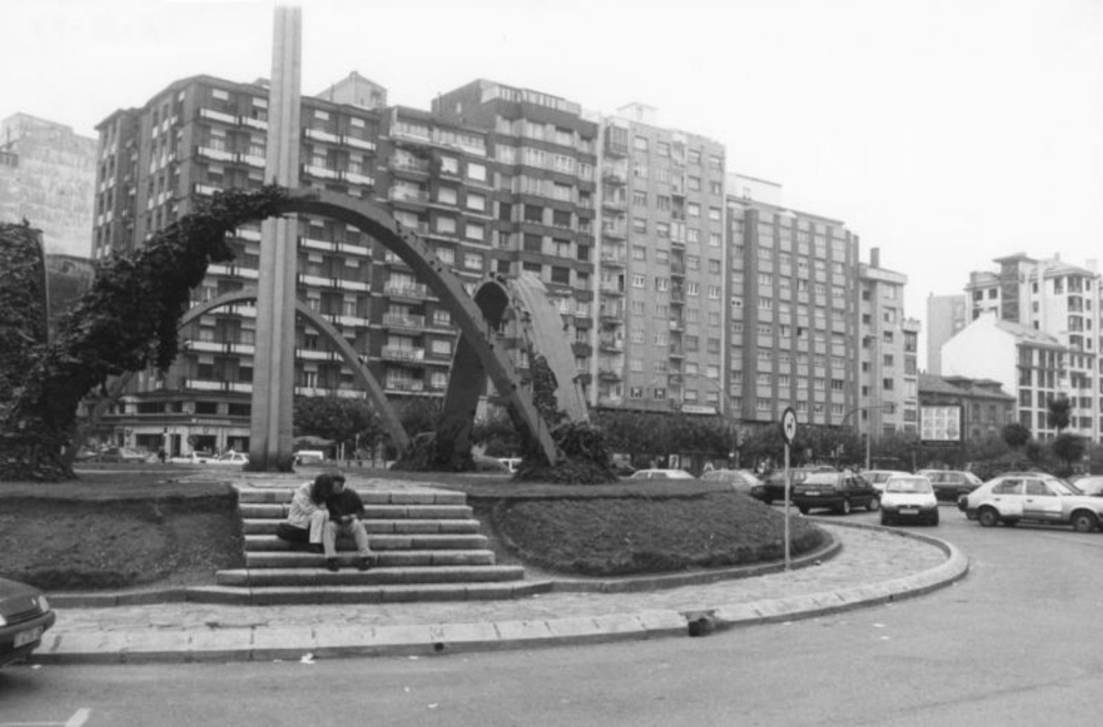 Fotos de detalle del monumento franquista y su retirada en 1994.