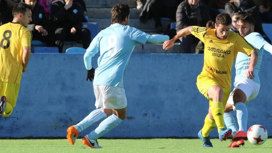 Una acción del derbi entre la UD Ibiza y el Sant Rafel de la pasada temporada.