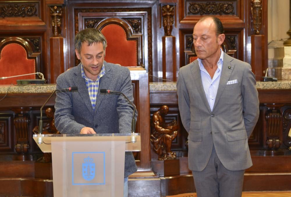 El alcalde recibe en María Pita a representantes de las agrupaciones que participan en el Festival Internacional de Folclore Cidade da Coruña.