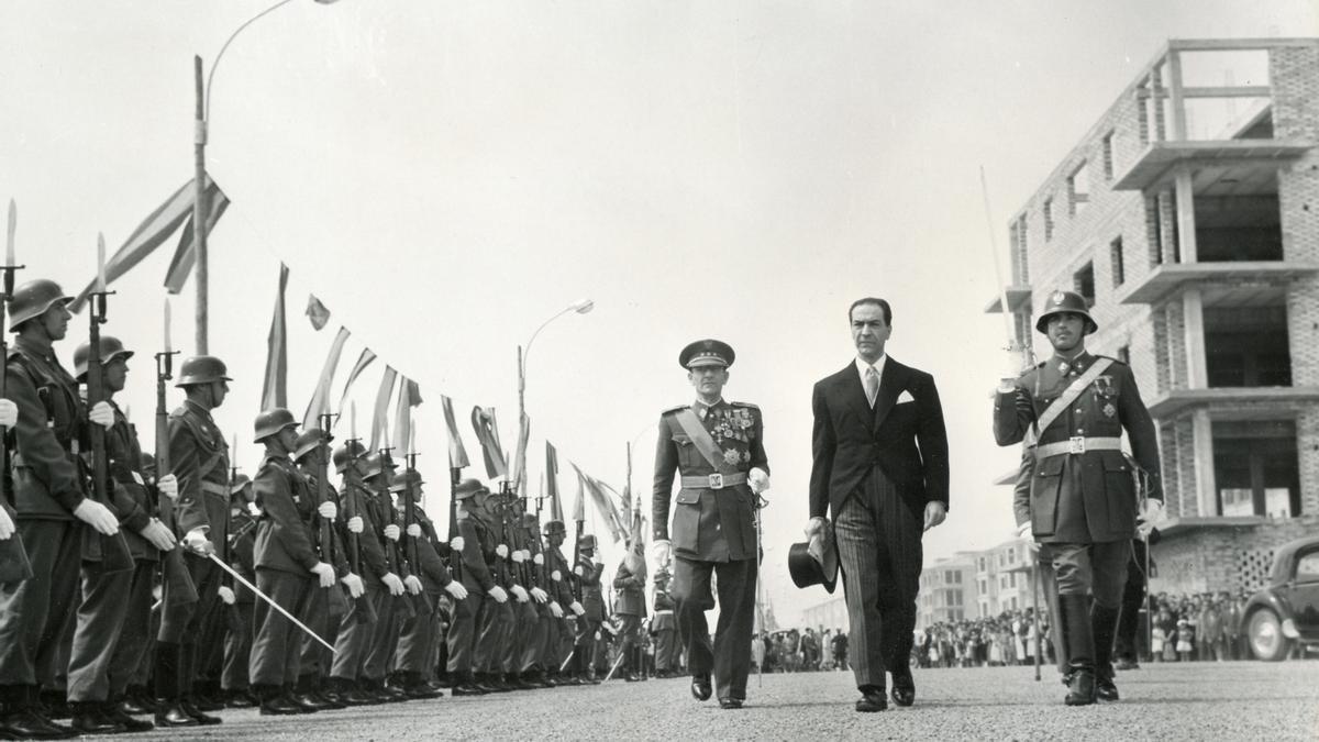 El ministro de Comercio Alberto Ullastres pasa revista a las tropas que rendían honores en la inauguración de la 1ª Feria de la Conserva de Murcia. 1960.