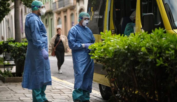 Una mujer entra en un centro hospitalario.