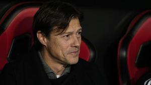 Matías Almeyda observa durante el partido de LaLiga EA Sports, disputado entre el Sevilla FC y el Athletic Club en el estadio Ramón Sánchez-Pizjuán.