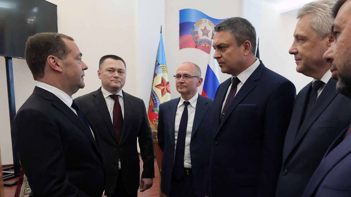 El exprimer ministro ruso, Dmitri Medvédev, durante una visita a la autoproclamada republica popular de Luhansk.