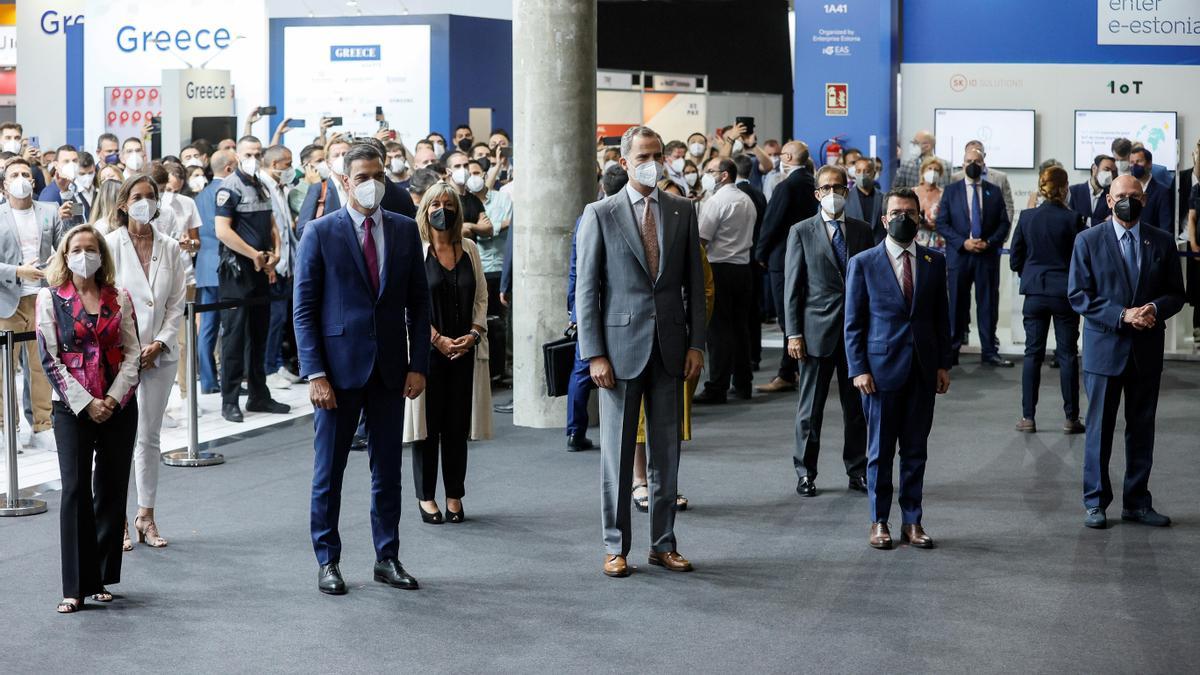 El rey Felipe VI, Pedro Sánchez, Pere Aragonès, Nadia Calviño y, detrás, la ministra Reyes Maroto y la presidenta de la Diputación de Barcelona, Núria Marín, este 28 de junio de 2021 en la apertura del Mobile World Congress, en la capital catalana.