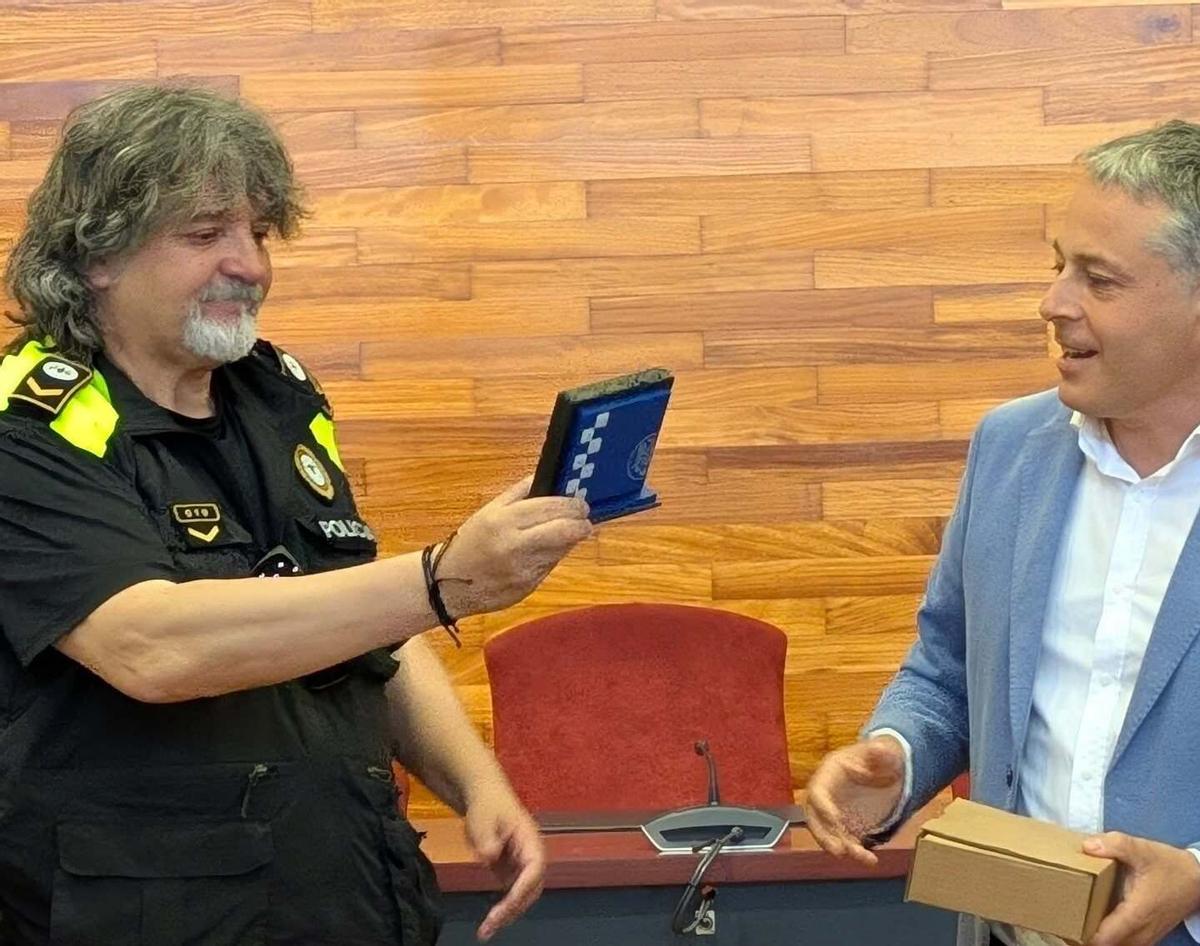 Acte de comiat de Josep Freire, l'últim policia local de Sant Joan, ara fa un any, amb l'alcalde Ramon Roqué