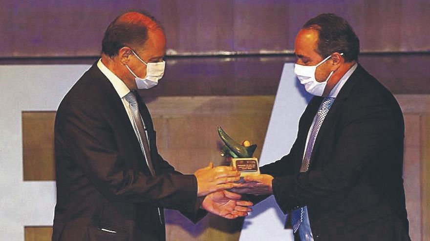 Carlos Genzor recoge el premio de la categoría Ciencia y Tecnología.