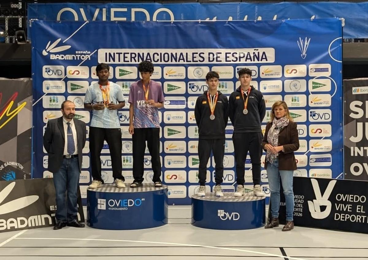 Por la izquierda; Nicolás García, Divyansh Agarwal, Harishragavendiran Vaithianathan, Adrián Rodríguez, Xoel Álvarez y Concepción Méndez, concejala de Deportes, en la entrega de premios.