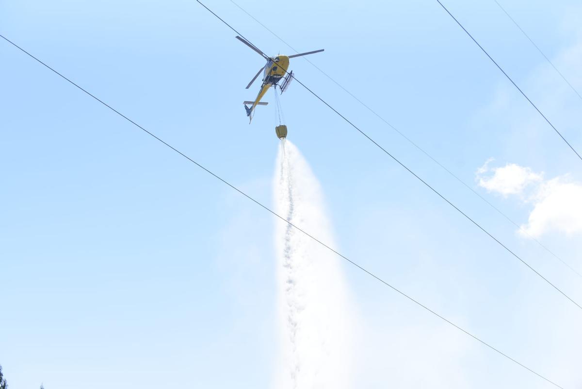 Los bomberos sofocan un incendio en As Rañas