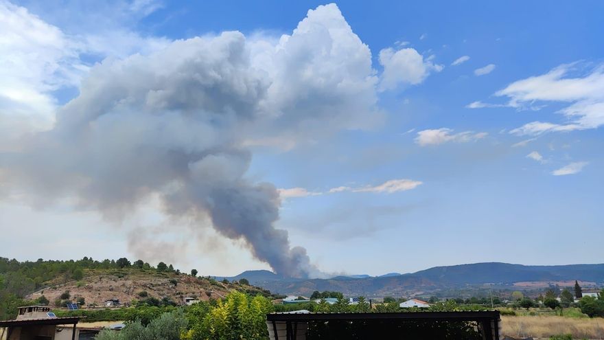 El incendio de Teresa de Cofrentes evoluciona favorablemente gracias a un cambio en la dirección del viento