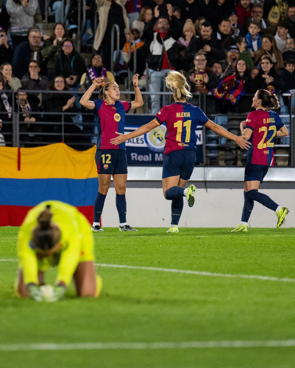 Patri Guijarro celebra con Alexia y Ona Batlle su doblete en el clásico