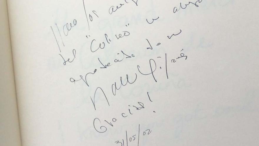 Dedicatoria y firma de Pablo Milanés en el libro de oro del Coliseum de A Coruña.