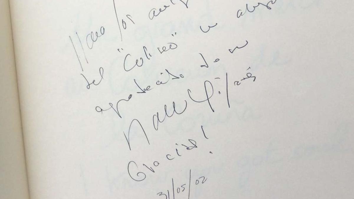 Dedicatoria y firma de Pablo Milanés en el libro de oro del Coliseum de A Coruña.