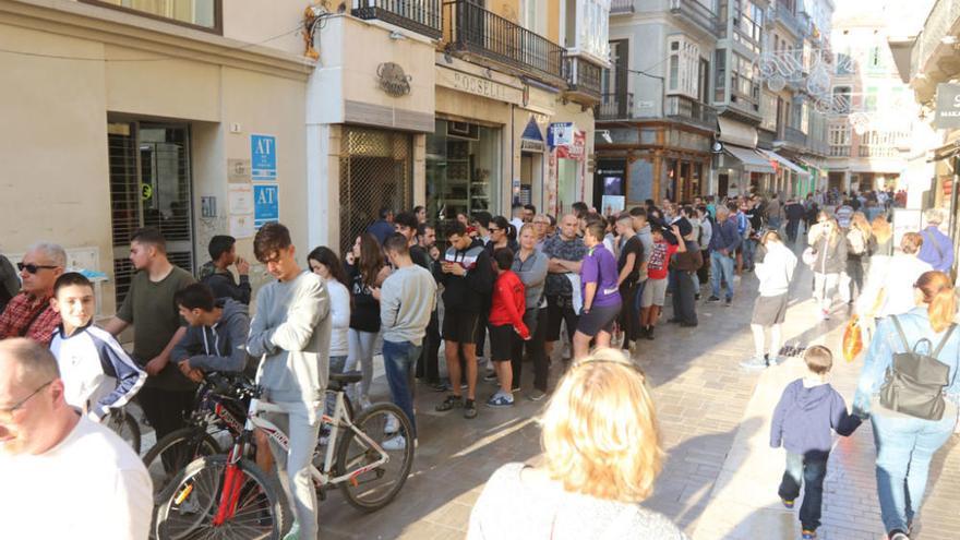 Colas en la calle Granada en la &#039;fanzone&#039; de la Selección, instalada en la plaza de la Constitución