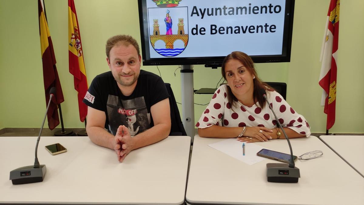 El presidente de Ahurvabe y la concejal de Ferias, durante la presentación. / E. P.