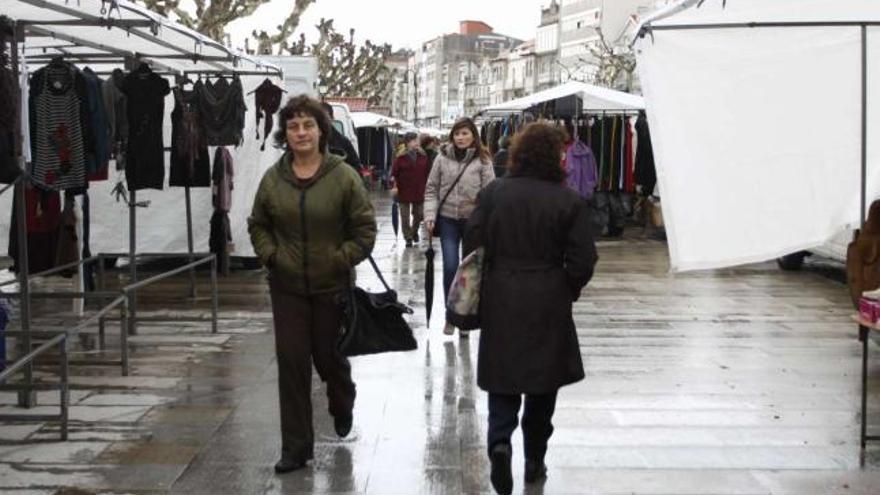 Mercadillo de Cangas, situado en la Alameda Vella.  // Gonzalo Núñez