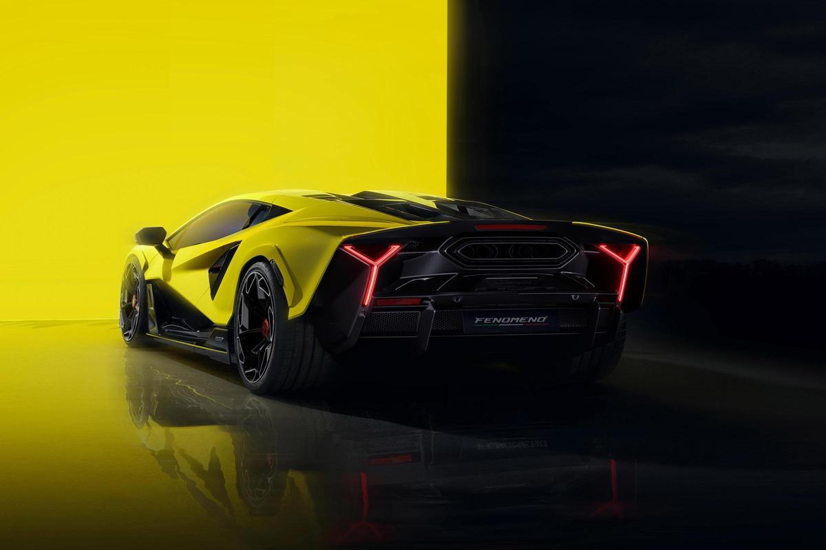 Además de su diseño único y la aerodinámica personalizada desarrollada para el vehículo, el Fenomeno equipa el motor V12 más potente en la historia de Lamborghini, en combinación con tres motores eléctricos. Además de su diseño único y la aerodinámica personalizada desarrollada para el vehículo, el Fenomeno equipa el motor V12 más potente en la historia de Lamborghini, en combinación con tres motores eléctricos.