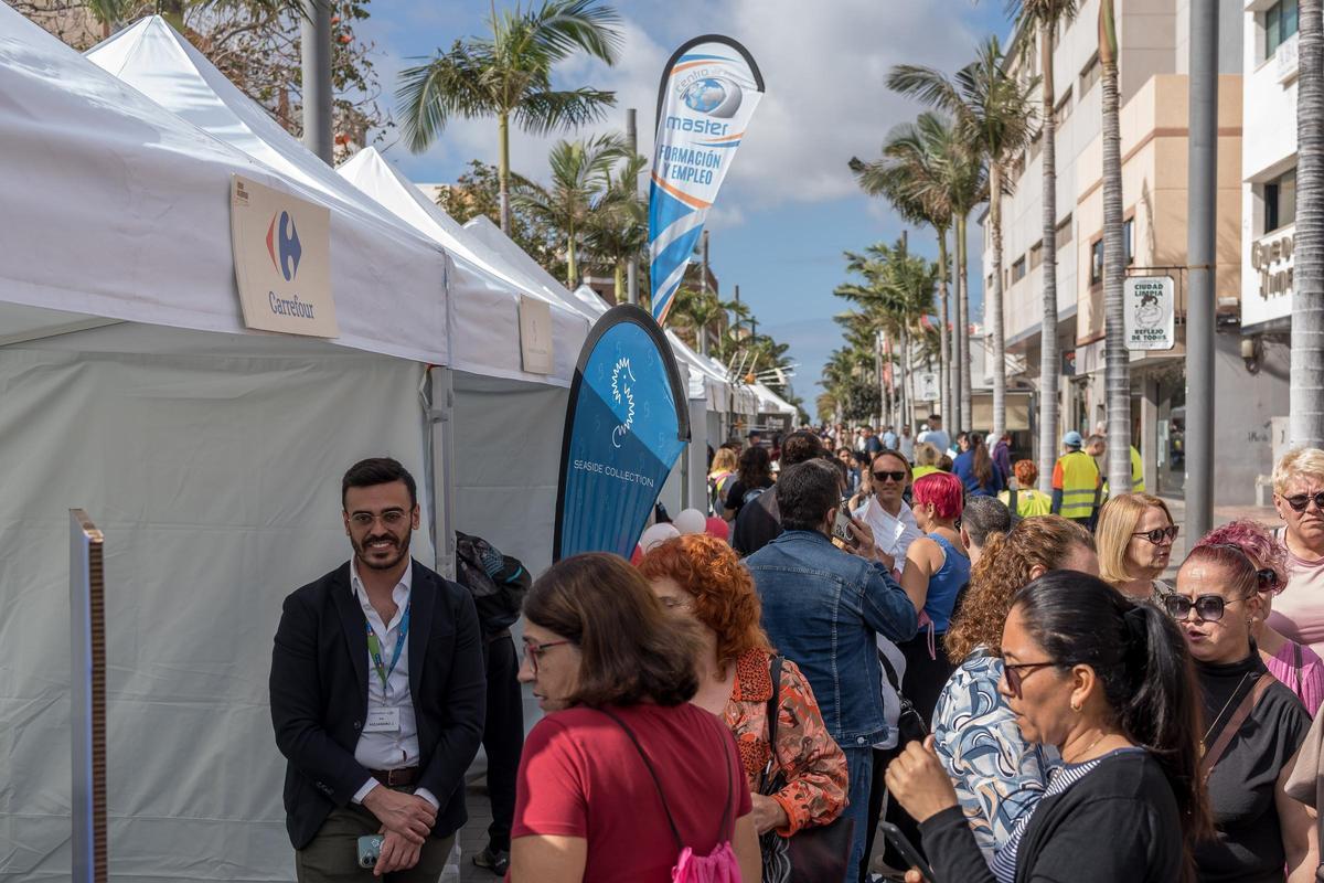Imagen de la II Feria de Empleo de Santa Lucía en la zona peatonal de la Avenida de Canarias.