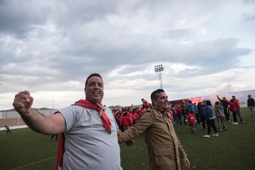 El Saguntino celebra el título de campeón