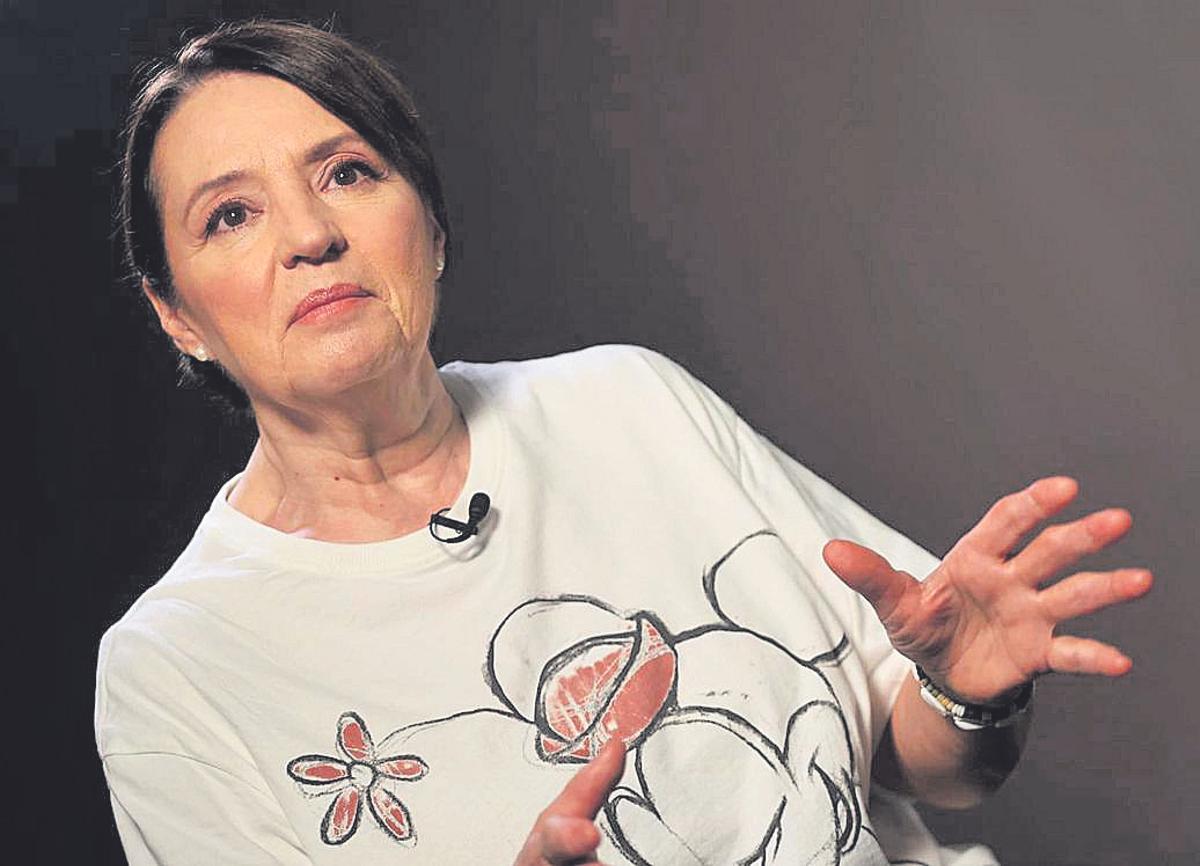 Dulce María González. Autora de varios libros de historia de la Ni Fú - Ni Fá.