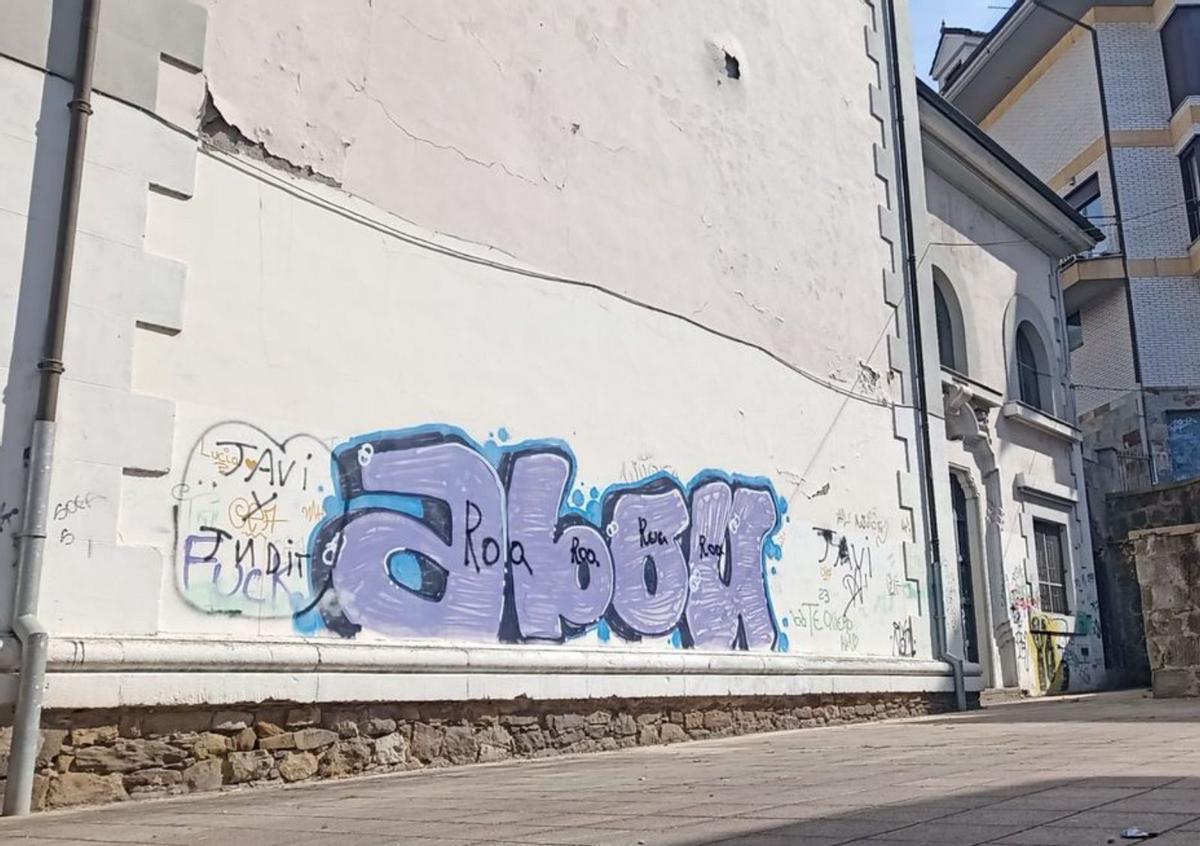 Pintadas y grietas deslucen la iglesia de San Juan a la espera de su rehabilitación