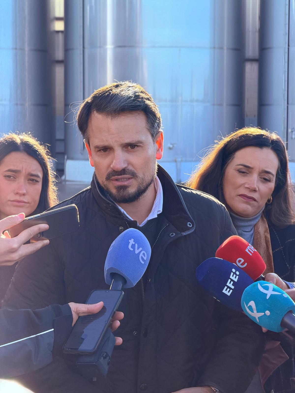 El secretario general del PP de Extremadura y cabeza de lista por Badajoz, Abel Bautista, atiende a los medios