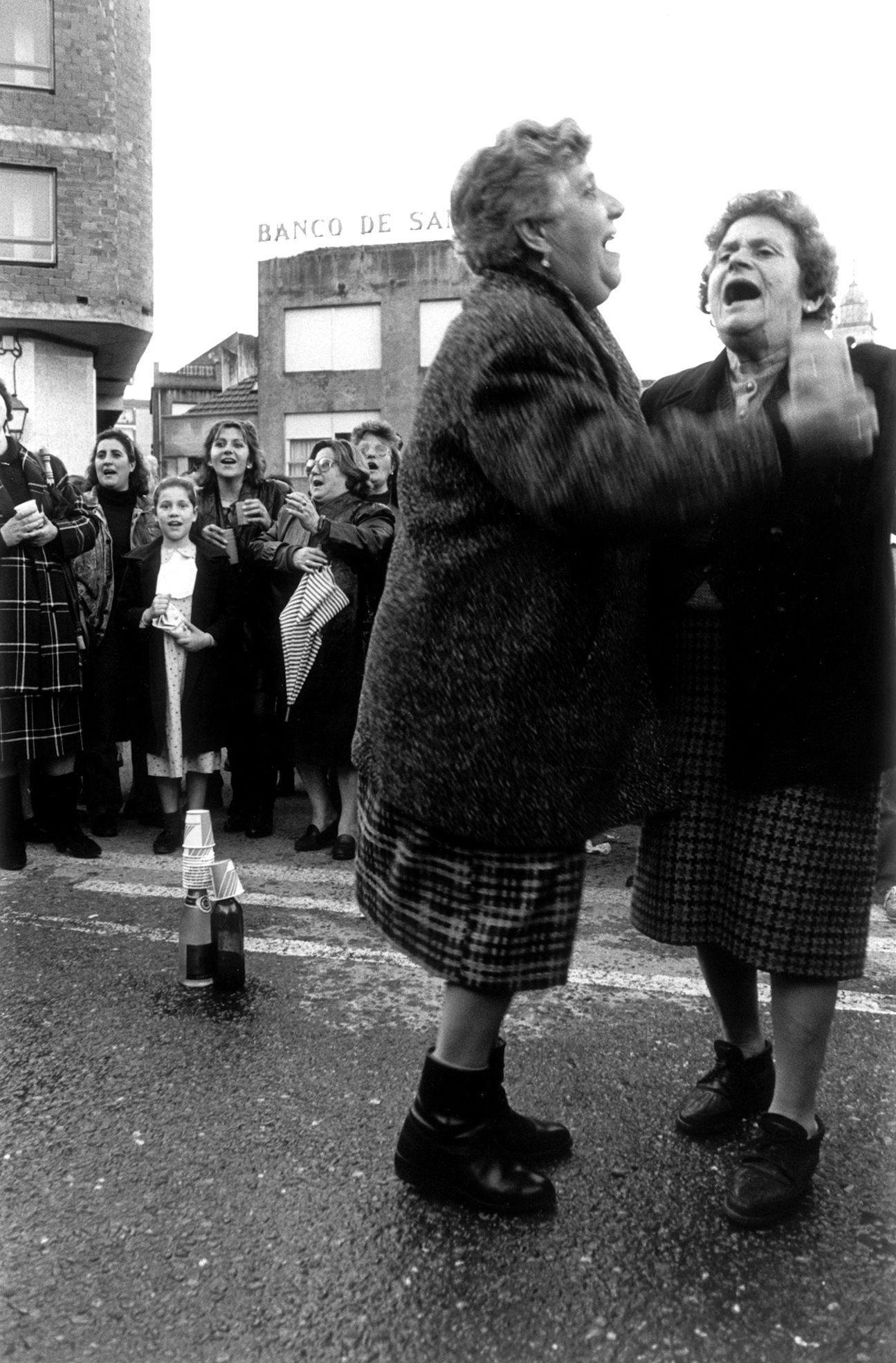 El conflicto de la contribución en Cangas: protestas y un alcalde asediado que no pudo volver a entrar en el Concello