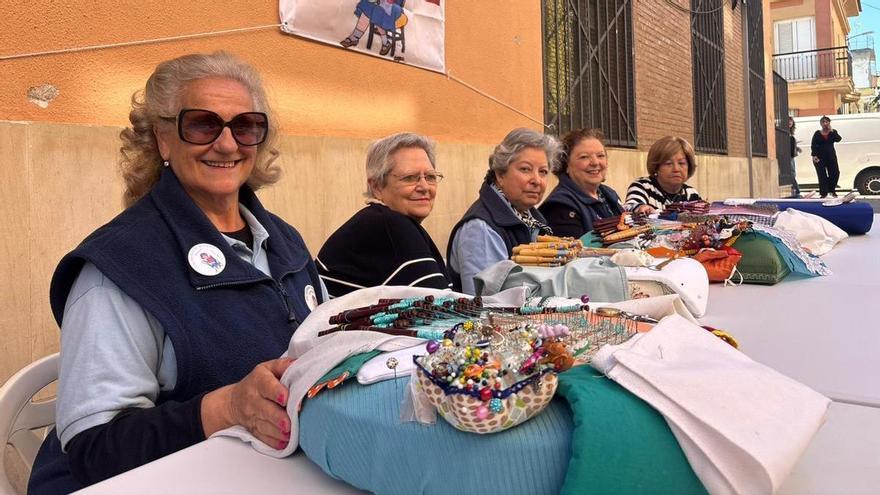 Bolillos en la calle: las encajeras de Badajoz sacan a los barrios un arte "ancestral" para evitar que caiga en el olvido