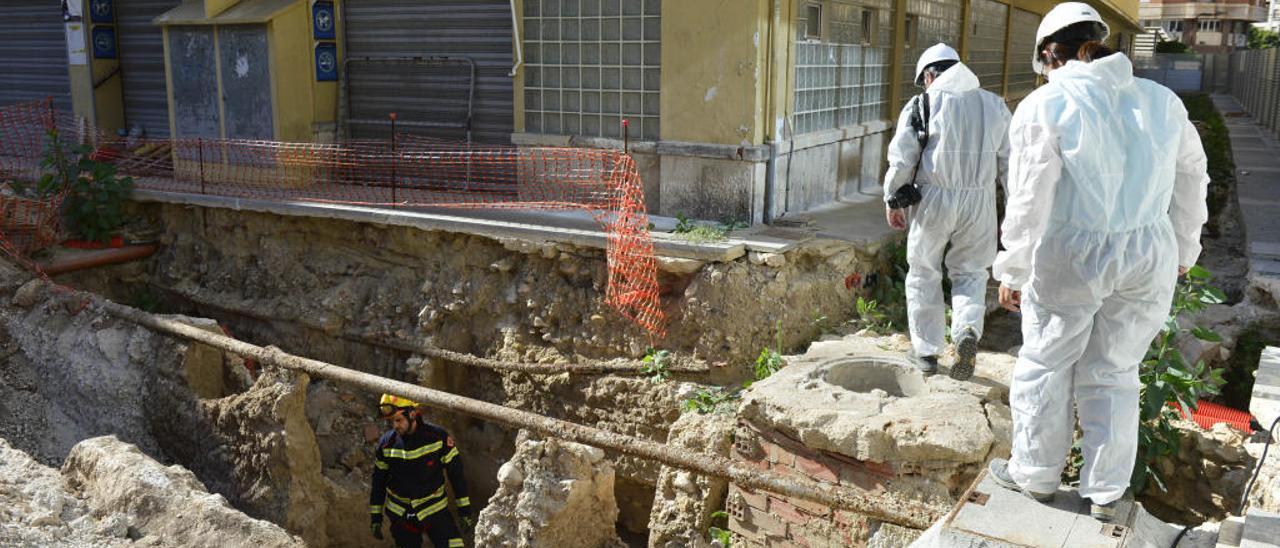 Técnicos municipales y bomberos en el hueco donde encontraron el martes la entrada al refugio de la Guerra Civil.