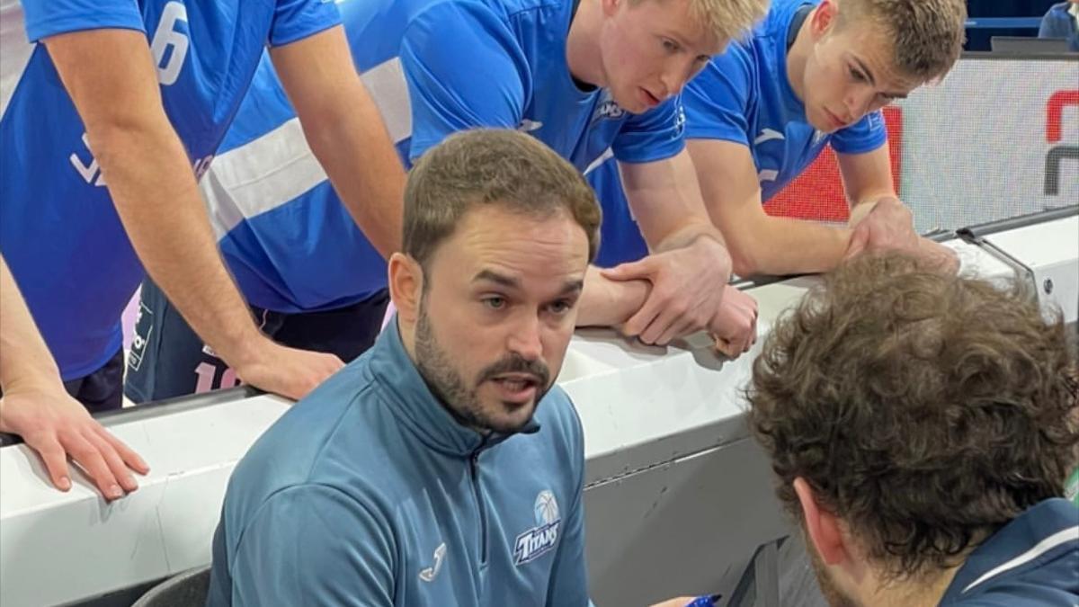 Alberto Antuña, dando instrucciones a sus jugadores en su estreno como primer entrenador