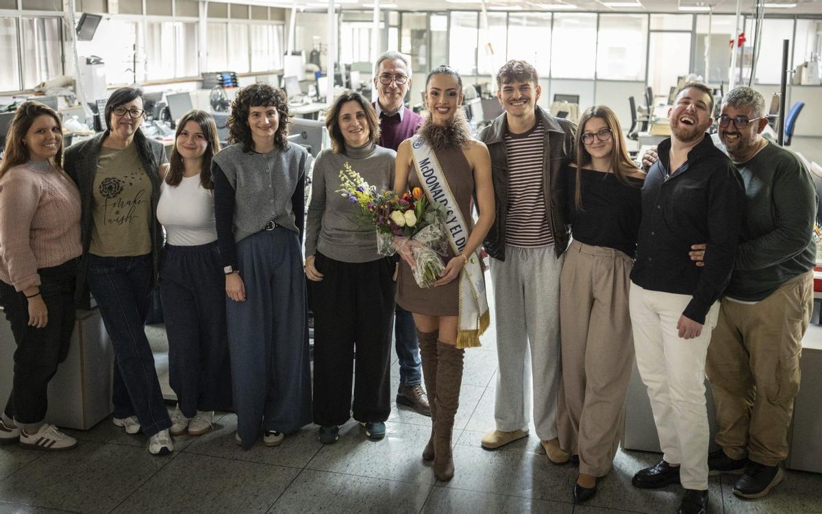 El diseñador, Alexis Santana, junto a su candidata, Carla Castro, en el McDonald’s de la plaza Candelaria. | ANDRÉS GUTIÉRREZ