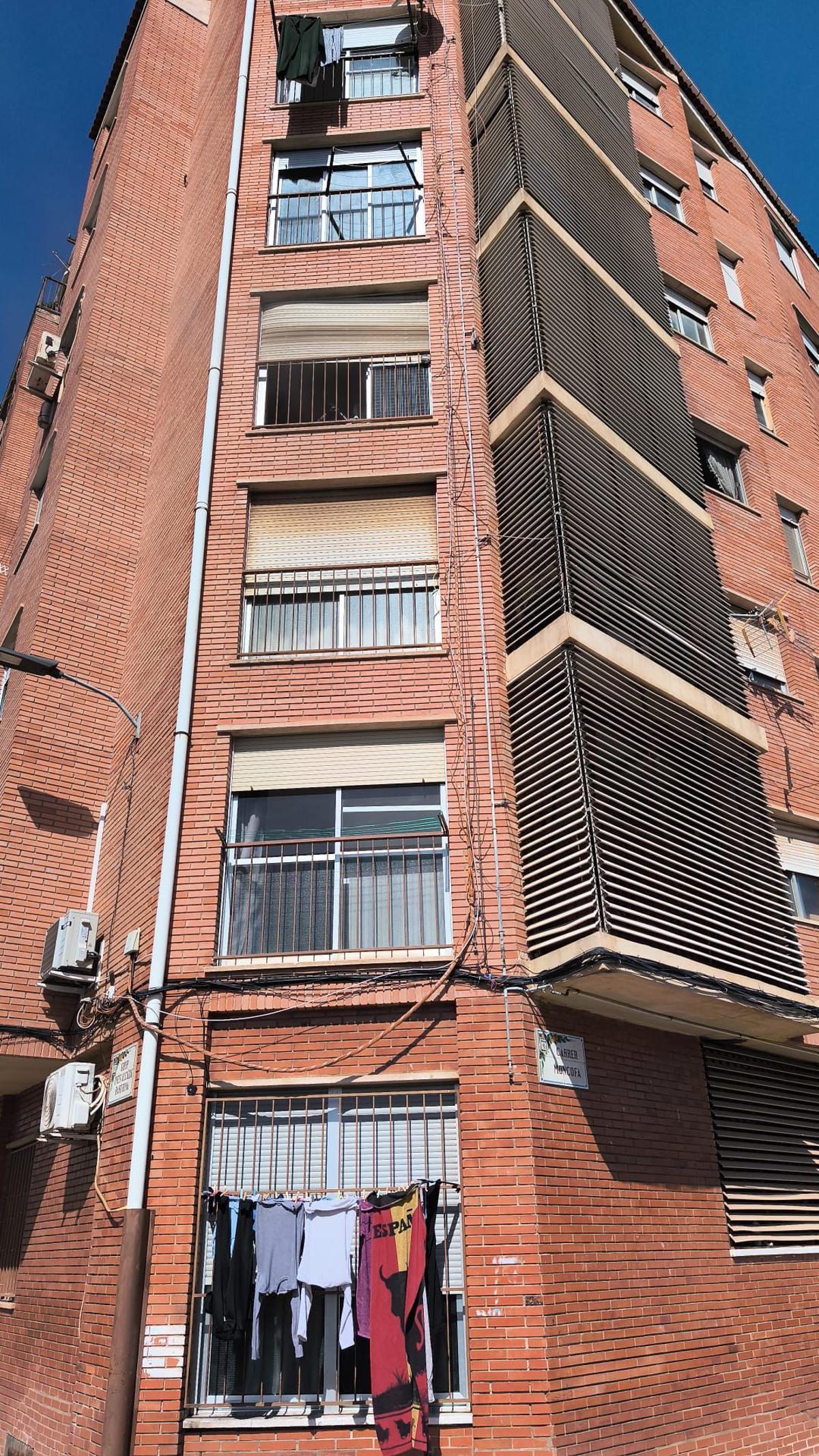 El incendio se ha declarado en la tercera planta de este edificio de viviendas de Nules.