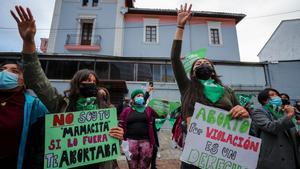 Dones es concentren per seguir el debat sobre la llei d’avortament per violació a l’Equador