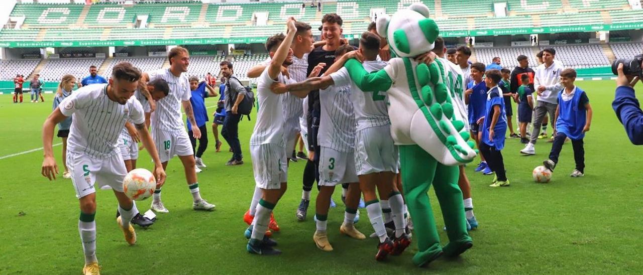 Los futbolistas del Córdoba CF B celebran su pase a la pasada final nacional del 'play off' ante el Salerm Puente Genil.