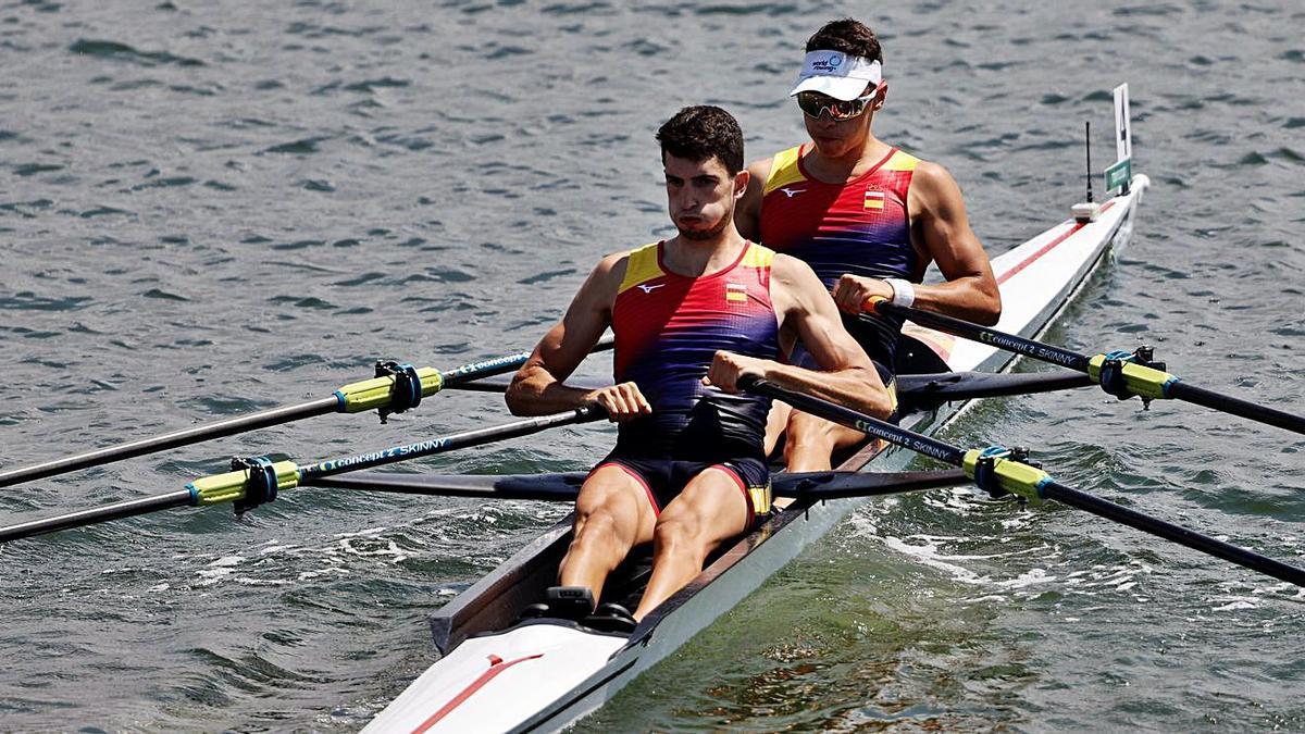 La parella Manel Balastegui i Caetano Horta lluiten en doble escull de rem