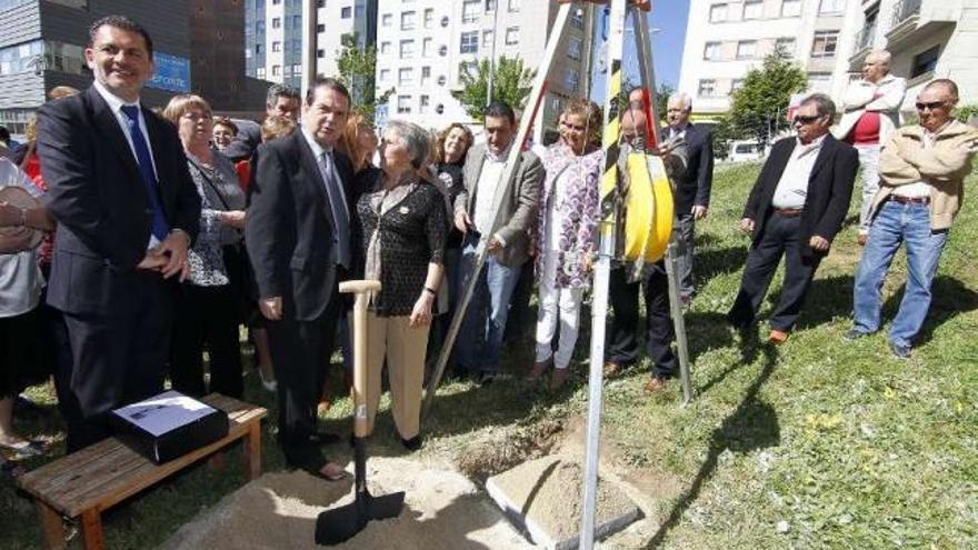 Caballero, junto a varios concejales y representantes vecinales, coloca la primera piedra.  // Jorge Santomé