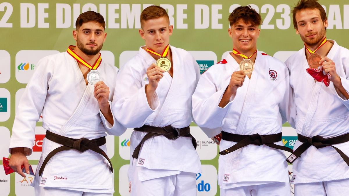 Dani Nieto, el segundo por la izquierda, con su medalla de oro.