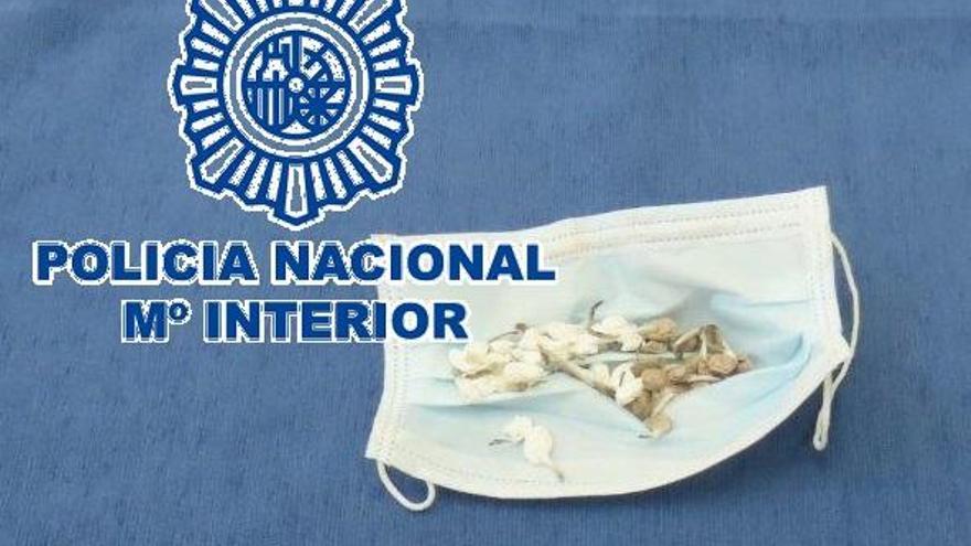 Detenidas por llevar papelinas de droga ocultas en la mascarilla