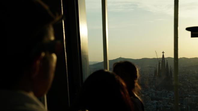 TIMELAPSE  Así se ha visto el eclipse solar desde el mirador de la Torre Glòries de Barcelona