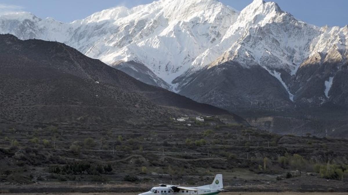 Una avioneta de Tara Airlines durante su aterrizaje en el aeropuerto Jomsom en Katmandú (Nepal).