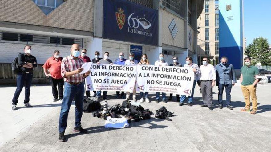 Protesta de los fotoperiodistas aragoneses a las puertas de La Romareda