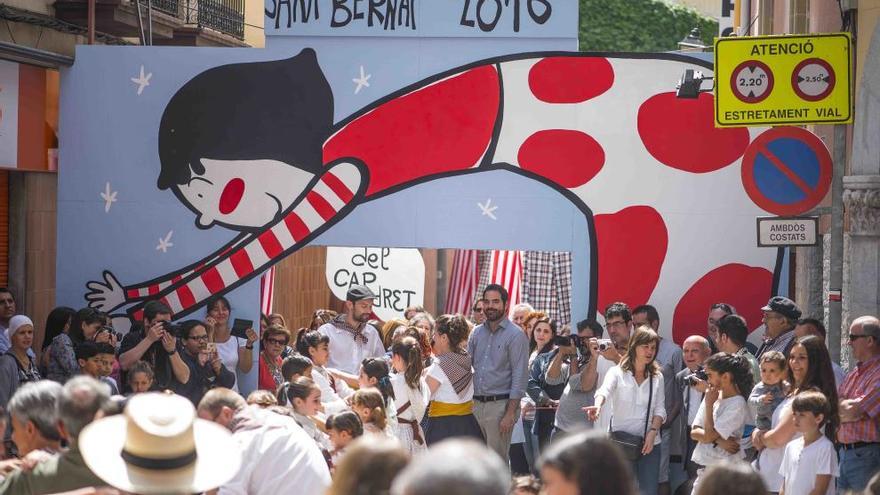 Un moment de lainauguració de les Enramades anb els carrers plens