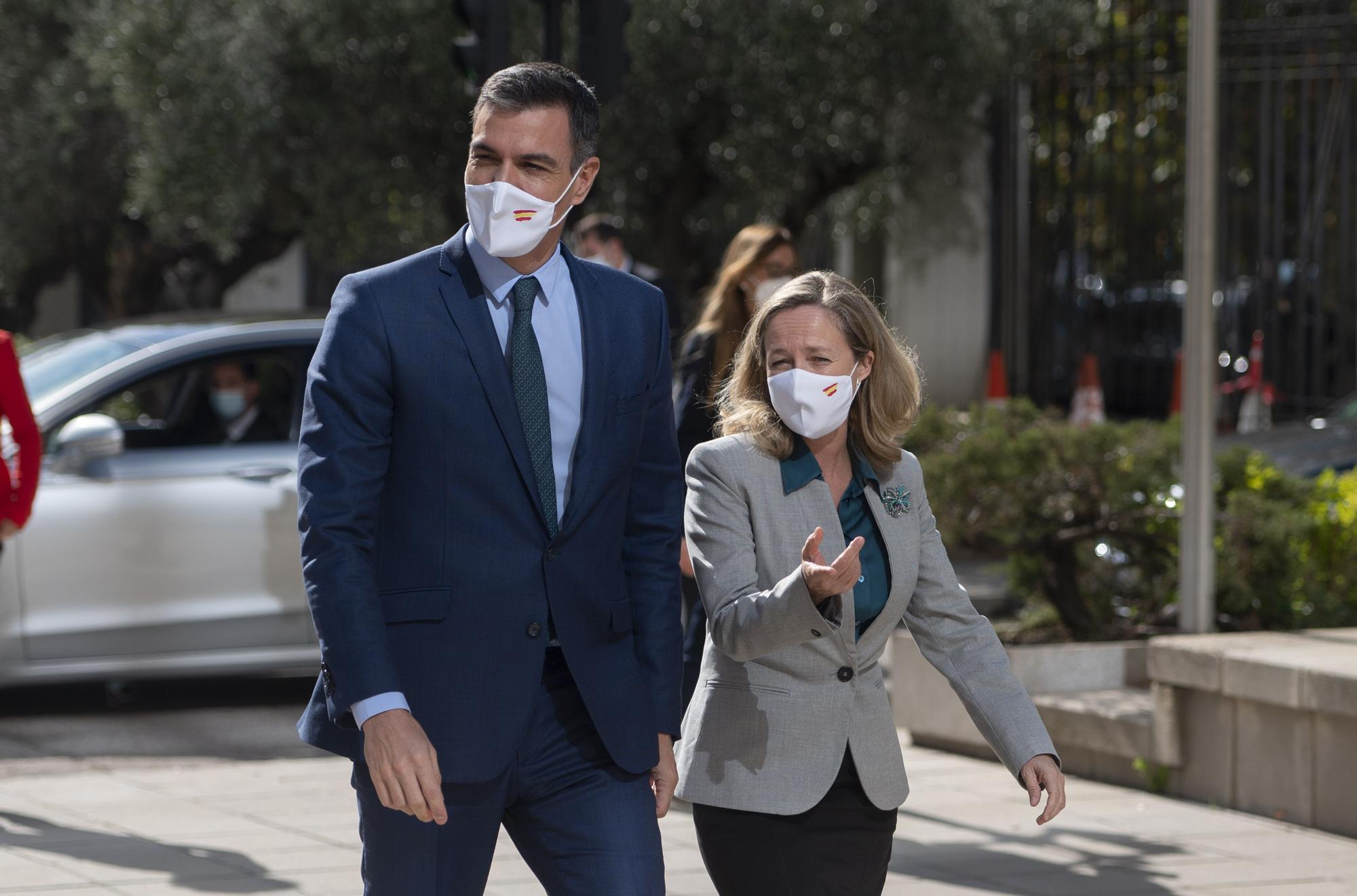 El presidente del Gobierno, Pedro Sánchez y la vicepresidenta primera y ministra de Asuntos Económicos y Transformación Digital, Nadia Calviño, a su llegada al seminario 'Monitoring the recovery: beyond GDP', en el Ministerio de Asuntos Económicos y Transformación Digital, a 25 de octubre de 2021, en Madrid.