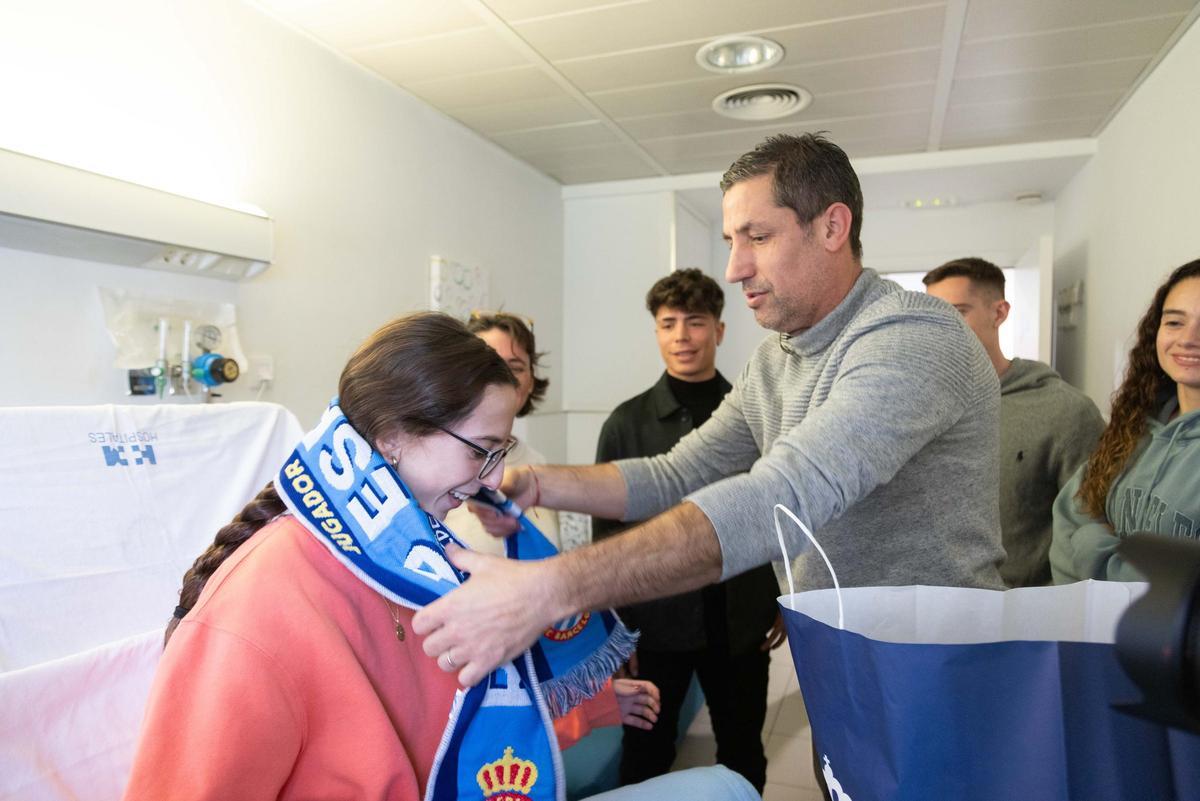 Capdevila repartiendo ilusión y regalos a una niña hospitalizada