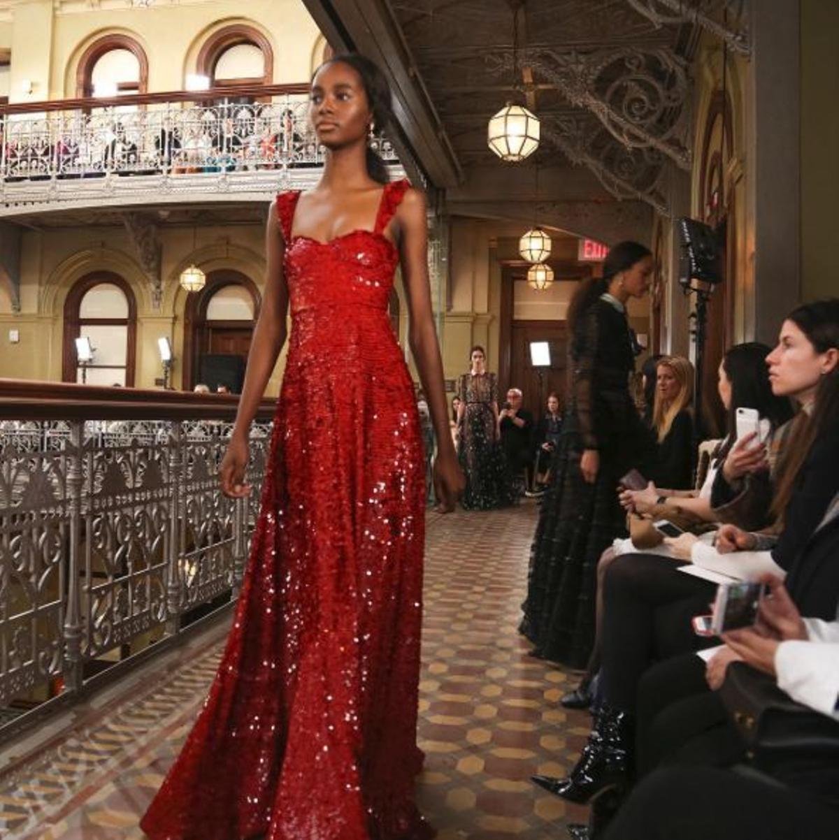 Valentino pre-fall 2017: rojo y paillettes