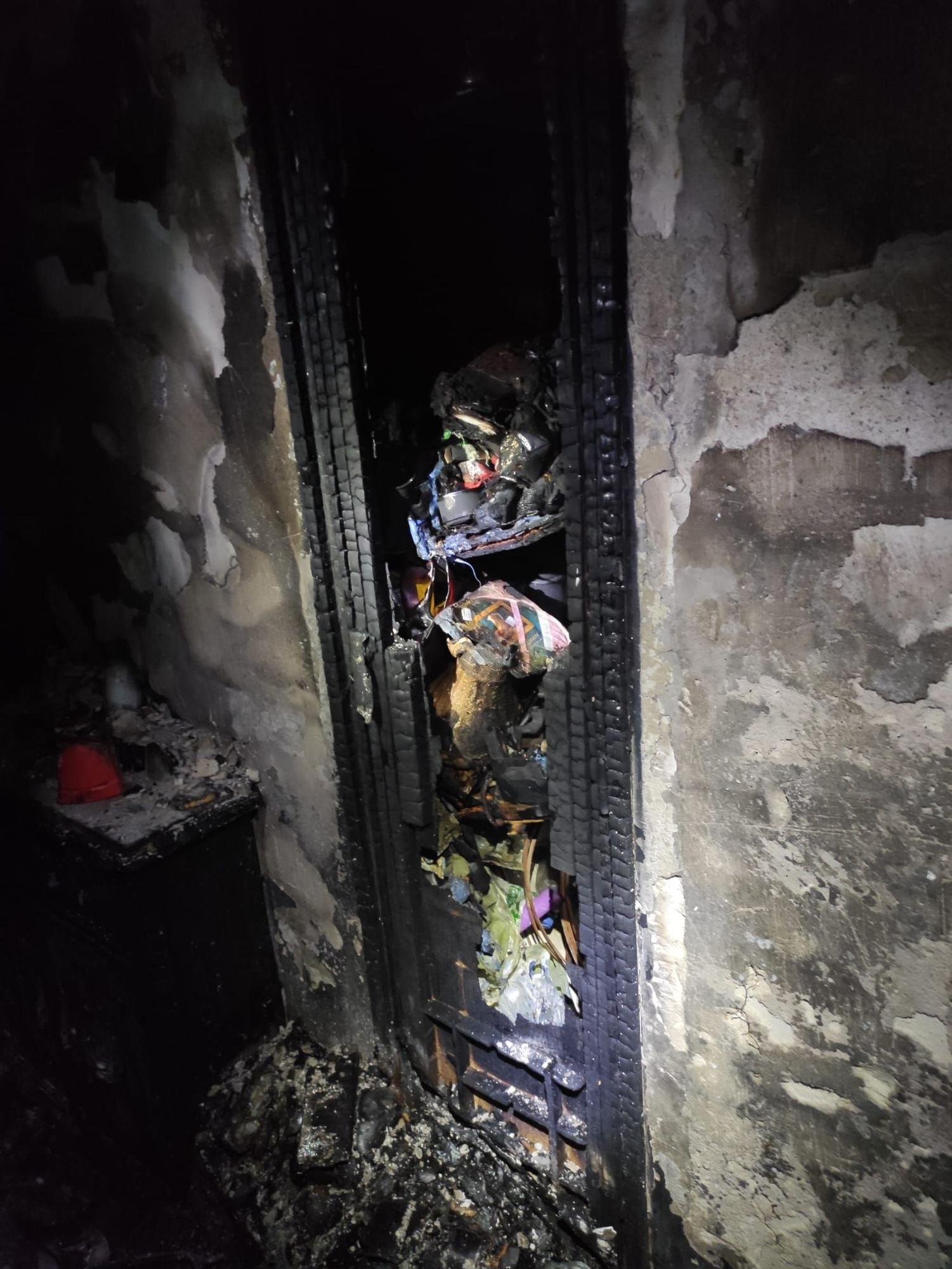 Así ha quedado el interior de la vivienda afectada por el fuego en La Malagueta