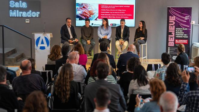 Mesa redonda sobre el futuro del periodismo